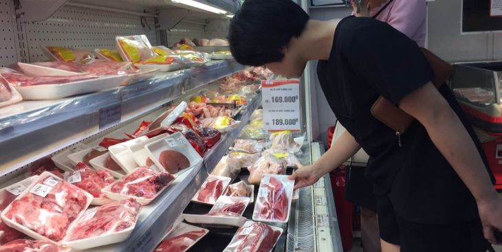 Mua bán thịt heo: Vắng chợ, đông siêu thị