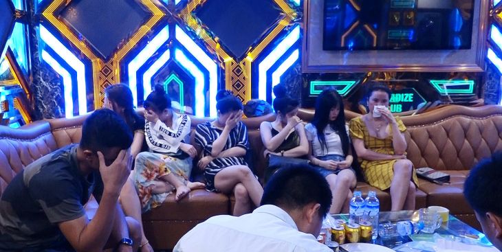 Bán bạn gái 16 tuổi cho quán karaoke hoạt động mại dâm