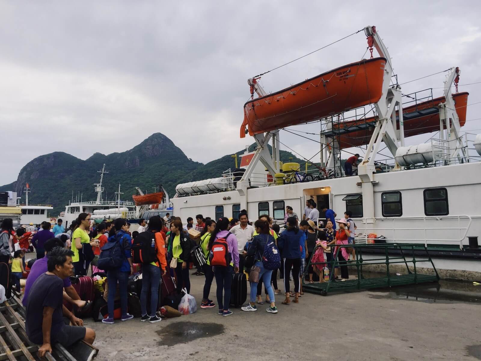 Lượng khách du lịch quá đông, Côn Đảo quá tải