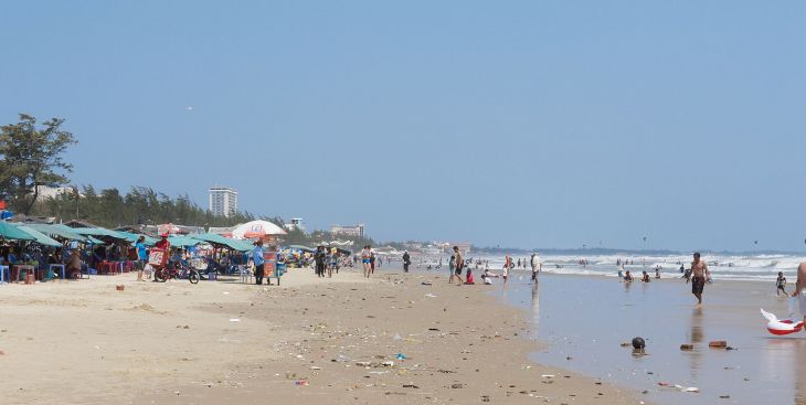 Kinh hoàng với bãi rác “khổng lồ” bên bờ biển