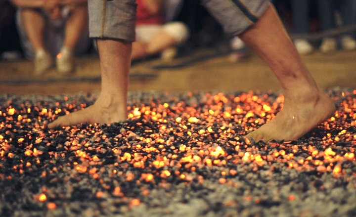 đi trên than hồng