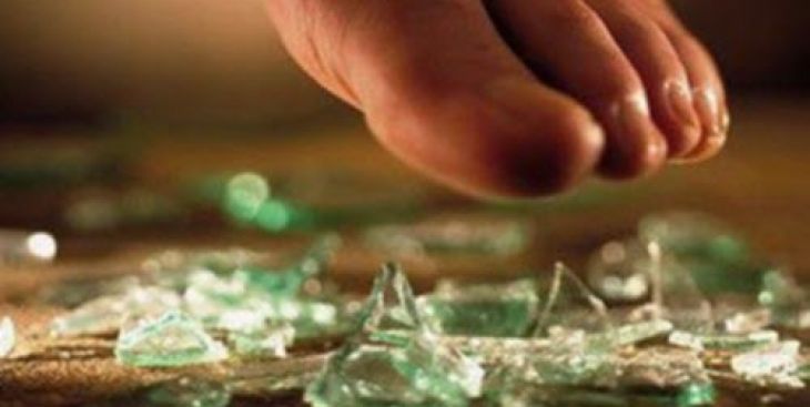 Lí giải vì sao có thể đi trên than hồng & thuỷ tinh một cách "bình yên" 