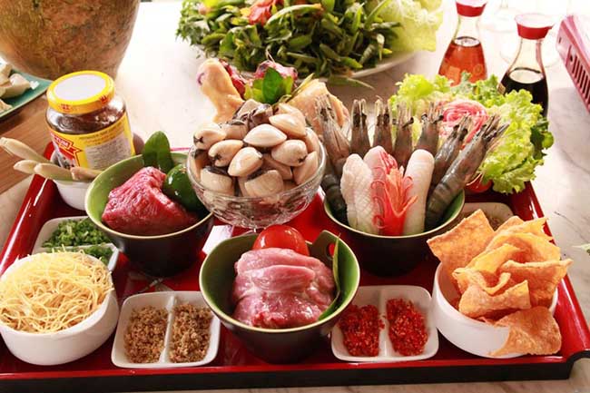 Nguyên liệu nhúng lẩu có thể là hải sản hoặc thịt 