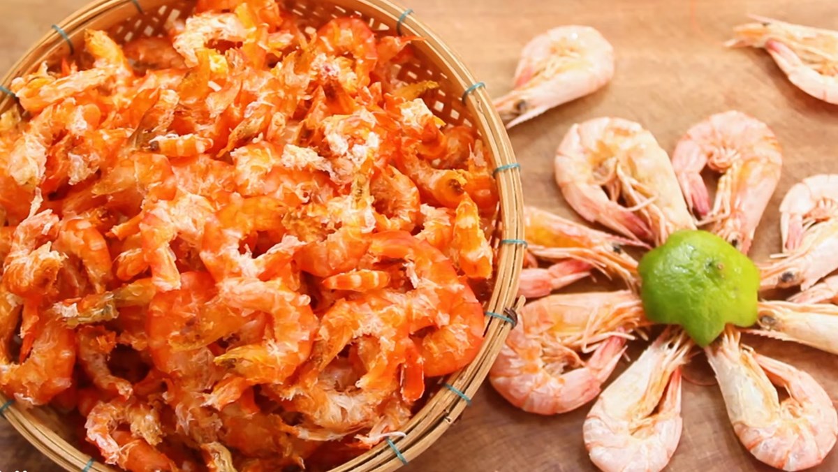Tôm khô khi thành phẩm cứng, có màu đỏ tươi