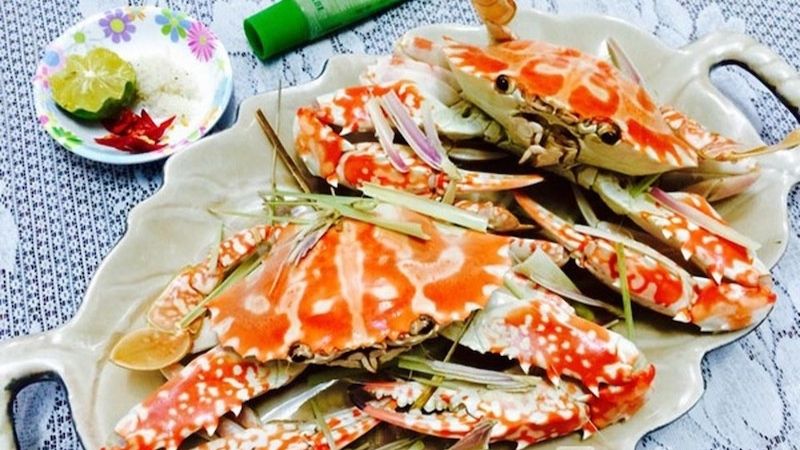 Ghẹ hấp bia chấm muối tiêu chanh ngon tuyệt