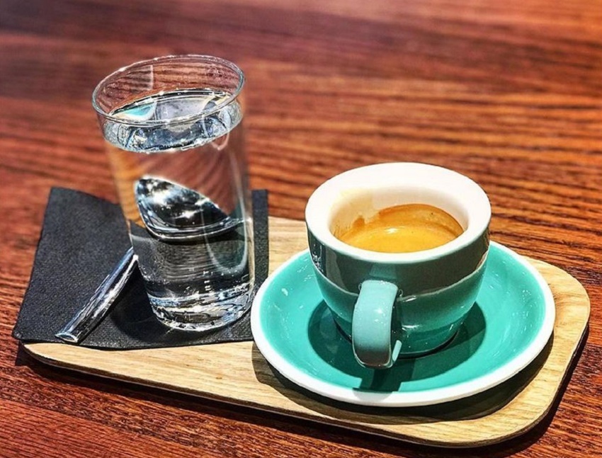 Uống nhiều nước sau khi uống cà phê