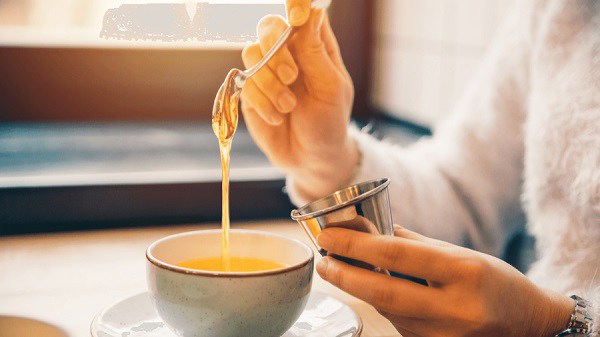 Uống mật ong với nước ấm vào buổi sáng