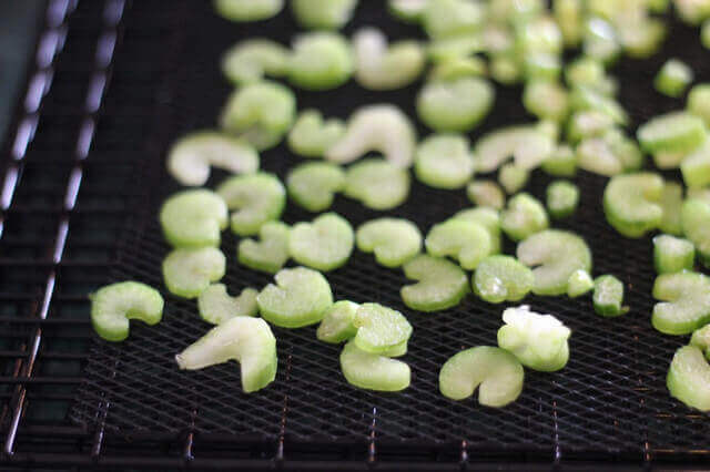 Thái nhỏ và sấy khô cần tây