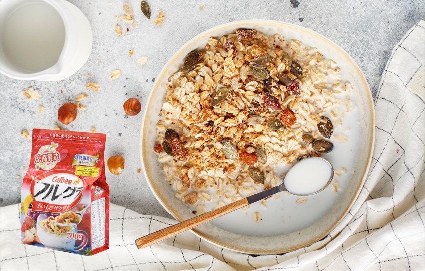 Trộn ngũ cốc Calbee với sữa tươi 