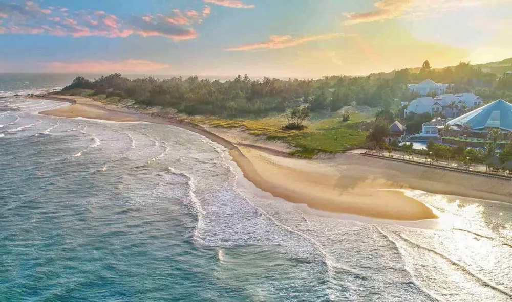 Bức tranh toàn cảnh bãi biển Bình Châu