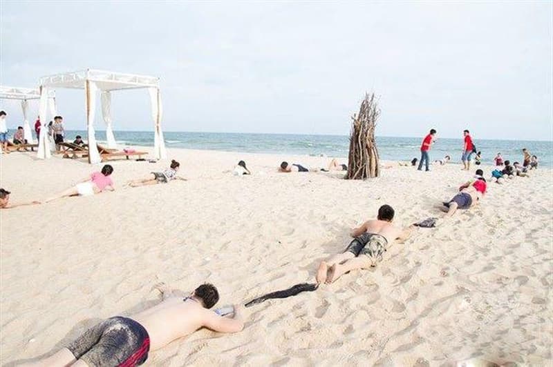 Tắm biển và chơi đùa với cát