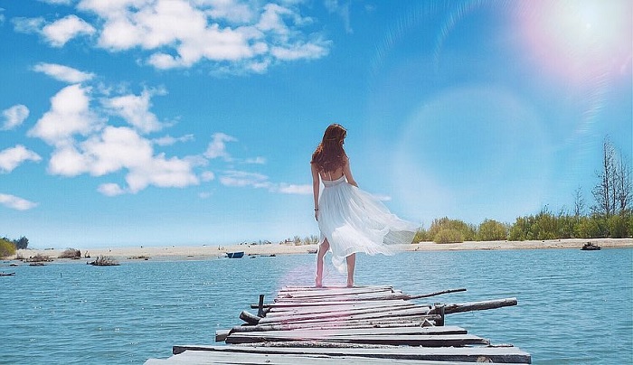 “Sống ảo” cháy máy tại bãi tắm Hồ Cốc