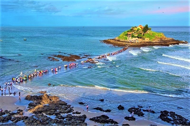 Đảo hòn bà với con đường đi bộ ra biển